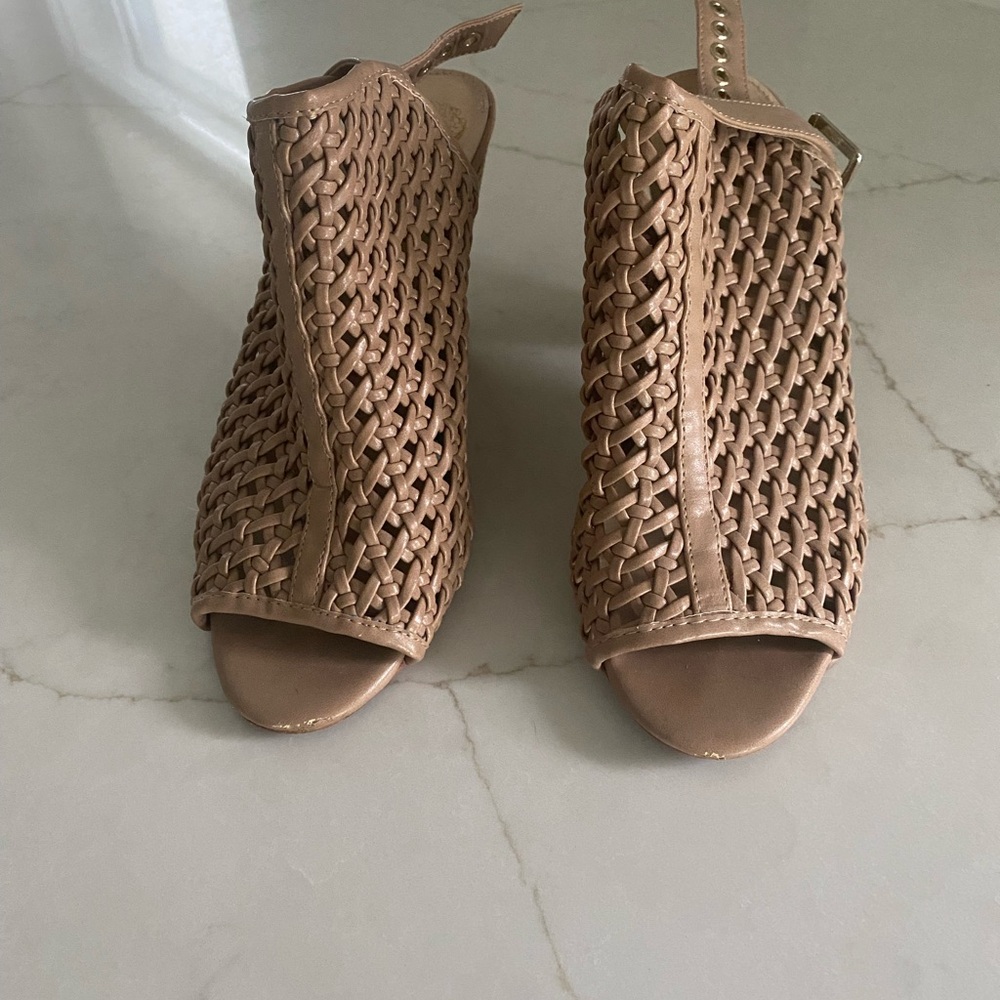Vince Camuto. Tan sandal. 7 1/2